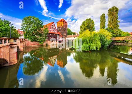 Nürnberg, Deutschland. Farbenfrohe und malerische Aussicht auf die alten Fachwerkhäuser am Ufer der Pegnitz. Touristische Attraktionen in Franken Stockfoto