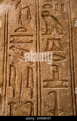 Das alte Ägypten Hieroglyphen auf dem Stein gehauen Stockfoto