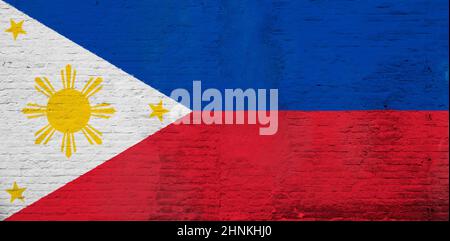 Vollformatfoto einer verwitterten Flagge der Philippinen, gemalt auf einer verputzten Ziegelwand. Stockfoto