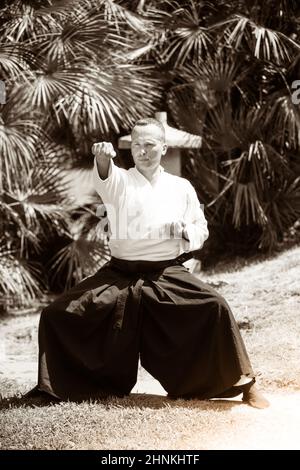 Junge ernster Mann aikido Master in traditioneller Tracht Stockfoto