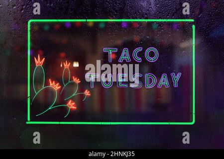 Taco Tuesday Neon-Schild im regnerischen Fenster des mexikanischen Restaurants Stockfoto