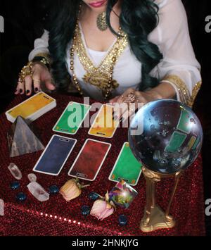 Weibliche Seele mit Kristallkugel und Tarot-Karten, flacher Freiheitsgrad Stockfoto