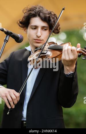 Guy Musiker spielt die Trommel bei einem Konzert Stockfoto