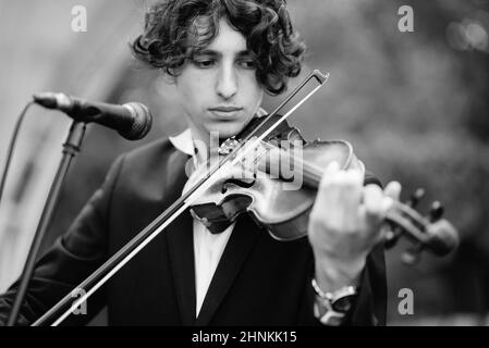 Guy Musiker spielt die Trommel bei einem Konzert Stockfoto