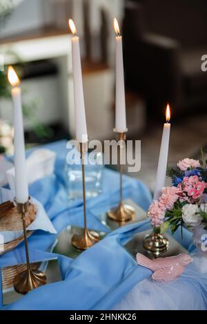 stimmungsvolles Kerzendekor mit Live-Feuer auf dem Bankett Stockfoto