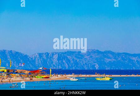 Elli Strandtourismus Rhodos Griechenland türkisfarbenes Wasser und Türkei Blick. Stockfoto