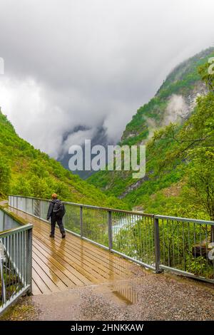 Schöne Holzbrücke über türkisfarbenem Fluss Utla Utladalen Norwegen Landschaften. Stockfoto