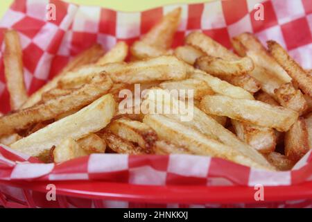 Pommes Frites im Retro Cafe Stockfoto