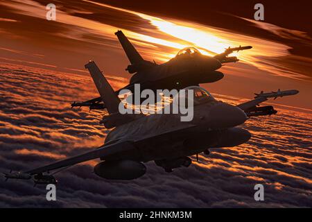 Militärflugzeug während eines Luft-Luft-Fotoshootings, Polnische Luftwaffe F-16s, NATO Baltic Air Policing Stockfoto