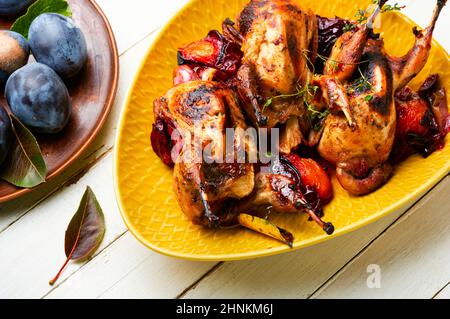 Gebratene Wachtel in Pflaumensoße. Fleisch mit Pflaume. Stockfoto