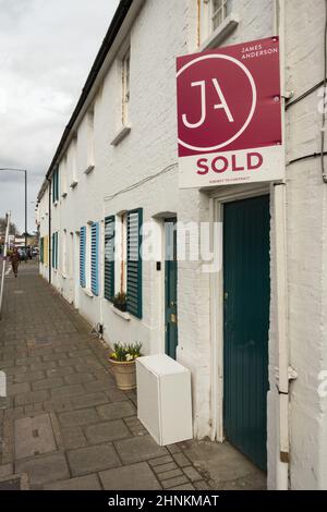 Ein Immobilienmakler von James Anderson unterzeichnet eine Reihe von Reihenhäusern in Sheen Lane, London, England, Großbritannien Stockfoto