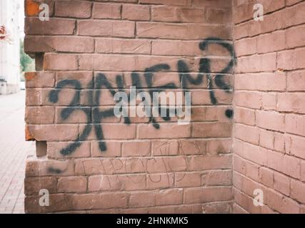 Das WARUM-Wort Graffity auf Russisch auf der Ziegelmauer Stockfoto