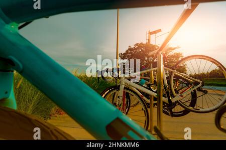 Fahrrad auf Aluminiumgestell im Park geparkt. Outdoor-Sport und Freizeitaktivitäten. Fahrrad am Fahrradparkplatz. Umweltfreundlich. Gesunder Lebensstil. Outdoor-Aktivitäten im Sommer. Extremsport. Stockfoto