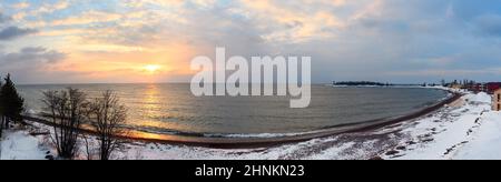 Grand Marais Minnesota Sonnenaufgang über dem See Superior Winter - Panorama Stockfoto