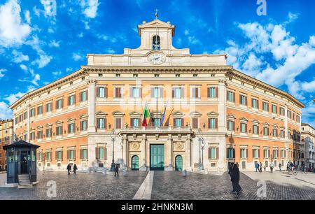 Fassade des Palazzo Montecitorio, einem ikonischen Gebäude im Zentrum von Rom, Italien Stockfoto