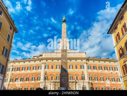 Fassade des Palazzo Montecitorio, einem ikonischen Gebäude im Zentrum von Rom, Italien Stockfoto