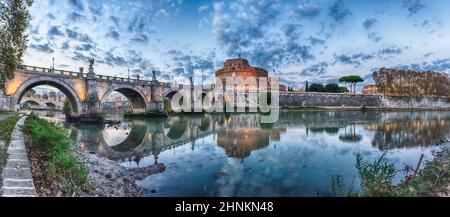 Panoramablick auf die Engelsburg und die Brücke, Rom, Italien Stockfoto