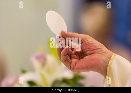 Während der christliche Gottesdienst ein Priester feiert der Ritus der Gemeinschaft Stockfoto