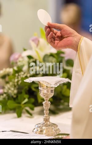 Während der christliche Gottesdienst ein Priester feiert der Ritus der Gemeinschaft Stockfoto