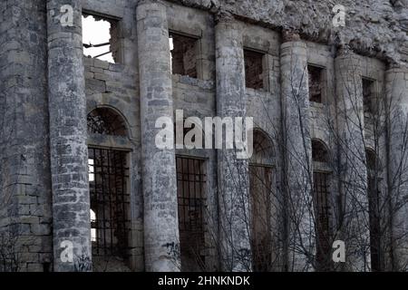 Mauer des alten zerstörten Gebäudes. fenster in Backsteinmauer der verlassenen Kirche Stockfoto