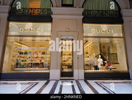 TURIN, ITALIEN - 18. AUGUST 2021: Fassade des GUCCI-Geschäfts auf der Einkaufsmall-Galerie, Turin, Italien Stockfoto