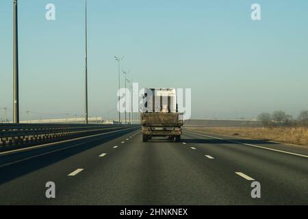 Lieferwagen fahren auf einer Autobahn. Auto bewegt sich auf einer Straße Stockfoto