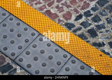 Warnschwellen für blinde Menschen auf dem Bürgersteig Stockfoto