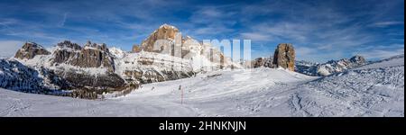 Winter Blick auf die verschneiten Dolomiten Gruppen von Cinque Torri und Tofane, in der Nähe von Cortina d'Ampezzo Stockfoto