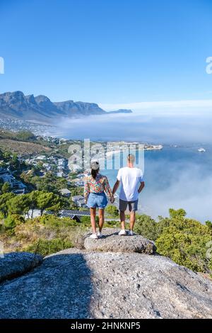 Blick vom Rock ViewPoint in Kapstadt über Campsbay, Blick über Camps Bay mit Nebel über dem Meer. Nebel kommt aus dem Meer bei Camps Bay Kapstadt Stockfoto