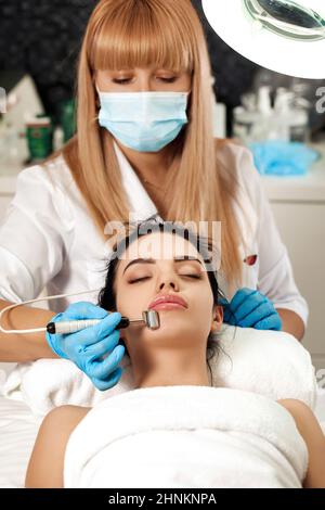 Kosmetikerin macht die Reinigung von Gesicht in Spa Salon. Stockfoto