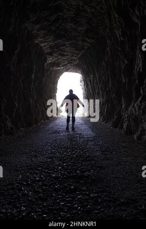 Frau im dunklen Tunnel Stockfoto