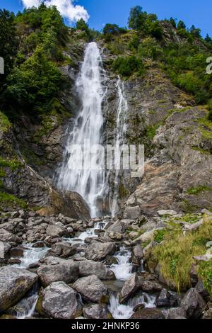 Der höchste Wasserfall in Südtirol: Die partschins Wasserfall, 98 m hoch Stockfoto