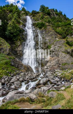 Der höchste Wasserfall in Südtirol: Die partschins Wasserfall, 98 m hoch Stockfoto