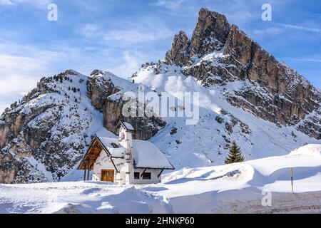 Kleine Kirche im Schnee unter Sass de Stria am Falzarego Pass in den Dolomiten Stockfoto