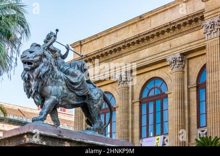 Statue in der Nähe des Teatro Massimo in Palermo Stockfoto