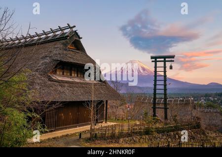 Altes japanisches Haus und Mt. Fuji bei Sonnenuntergang, Japan Stockfoto