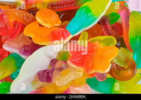 Verschiedene leckere Süßigkeiten. Draufsicht. Gelee-Süßigkeiten. Farbenfrohe, leckere Süßigkeiten, Nahaufnahme Stockfoto