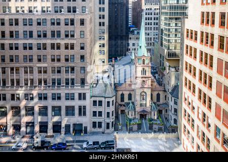 Kirche des Heiligen Franziskus zwischen die Wolkenkratzer von Manhattan Stockfoto