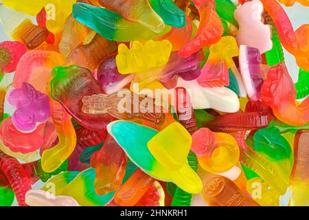 Bunte Gummikandeln, isoliert auf weißen leckere Gummikandeln. Draufsicht. Obst Gummy Süßigkeiten Hintergrund. Bunte Gelee Bonbons isoliert auf weißem Hintergrund. Jelly Bean Stockfoto