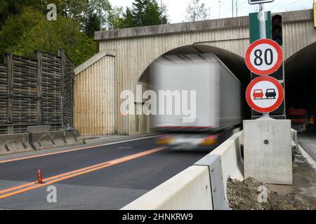 Tunnel-Einfahrt auf der Pyhrnautobahn A9, Oberösterreich, Österreich - Tunneleinfahrt auf der Pyhrnautobahn A9, Oberösterreich, Österreich Stockfoto