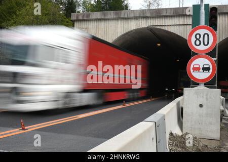 Tunnel-Einfahrt auf der Pyhrnautobahn A9, Oberösterreich, Österreich - Tunneleinfahrt auf der Pyhrnautobahn A9, Oberösterreich, Österreich Stockfoto