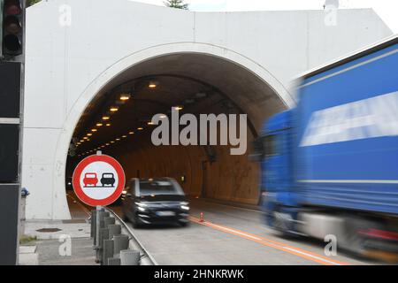 Tunnel-Einfahrt auf der Pyhrnautobahn A9, Oberösterreich, Österreich - Tunneleinfahrt auf der Pyhrnautobahn A9, Oberösterreich, Österreich Stockfoto