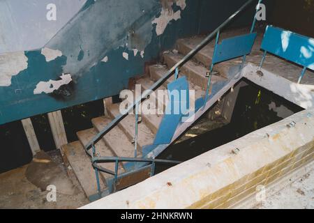 Treppe in einem verlassenen Gebäude. Ruiniertes Haus Stockfoto