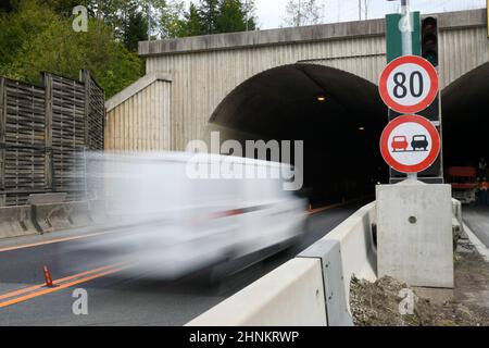 Tunnel-Einfahrt auf der Pyhrnautobahn A9, Oberösterreich, Österreich - Tunneleinfahrt auf der Pyhrnautobahn A9, Oberösterreich, Österreich Stockfoto