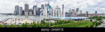 Die Skyline von Lower Manhattan aus Brooklyn gesehen Stockfoto