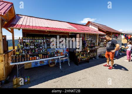 Kleine Geschäfte an der transalpinen Straße in den Karpaten rumäniens Stockfoto