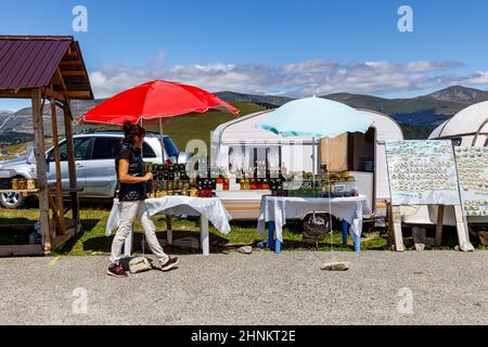 Kleine Geschäfte an der transalpinen Straße in den Karpaten rumäniens Stockfoto