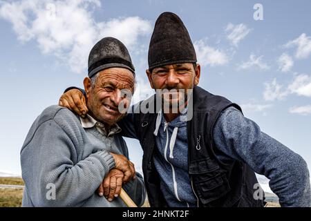 Rumänischer Hirte in den karpaten Stockfoto