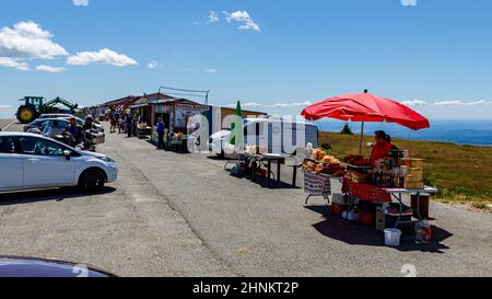 Kleine Geschäfte an der transalpinen Straße in den Karpaten rumäniens Stockfoto