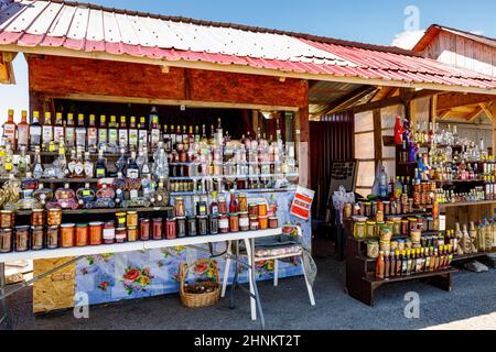 Kleine Geschäfte an der transalpinen Straße in den Karpaten rumäniens Stockfoto